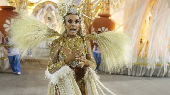 Nicole Bahls perde aliança durante desfile da Vila Isabel: 'Já encomendou outra'