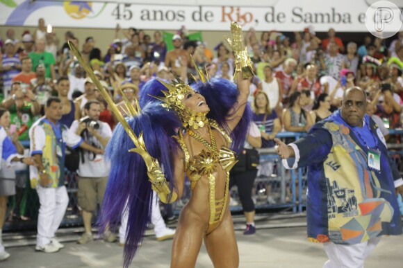 Carnaval 2016: Sabrina Satousou uma fantasia de guerreira com armadura no tom dourado, metalizado e bem cavado para desfilar na escola de samba Unidos de Vila Isabel
