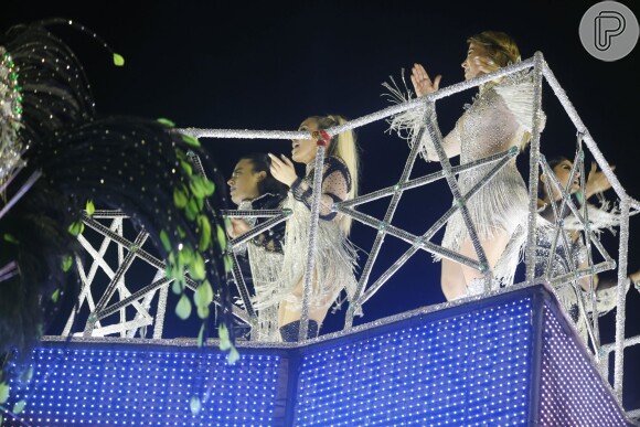 Carnaval 2016: Zilu desfilou ao lado das filhas em carro alegórico da Imperatriz