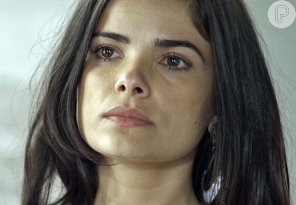 Com medo de ser presa, Tóia (Vanessa Giácomo) resolve dar toda a sua fortuna para Atena (Giovanna Antonelli), na novela 'A Regra do Jogo'