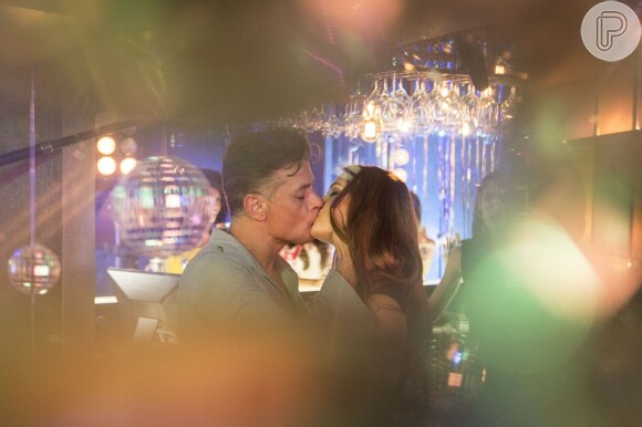 Arthur (Fábio Assunção) dá um beijo técnico em Eliza (Marina Ruy Barbosa) antes da prova do concurso, na novela 'Totalmente Demais'