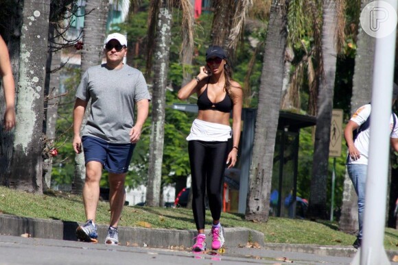 Flávia Sampaio aproveitou o bom tempo no Rio de Janeiro para fazer exercícios ao ar livre
