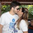 Preta Gil posa dando um beijo no marido, o personal trainer Rodrigo Godoy