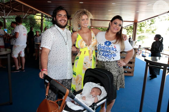 Preta Gil posa com o filho, Francisco, a namorada dele, Laura Fernandez, e a netinha, Sol de Maria