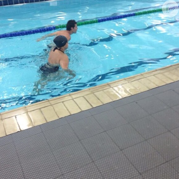 Preta Gil faz exercício na piscina com o treinador Marcio Atalla