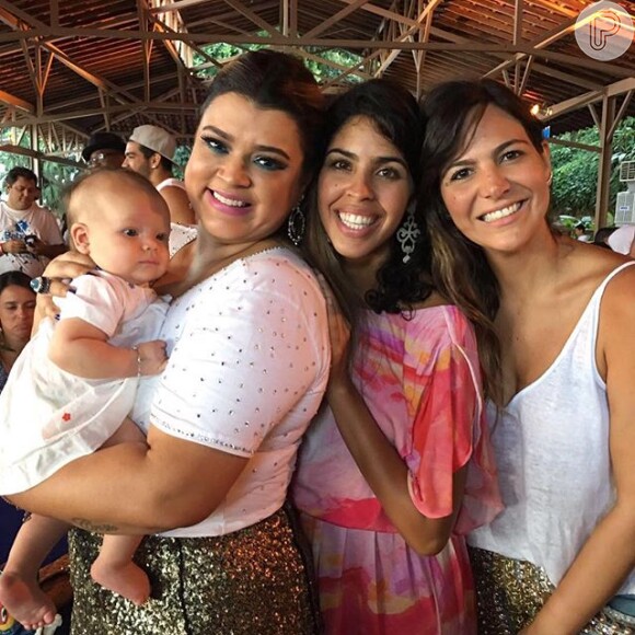 Preta Gil posa com a neta, Sol de Maria, a irmã Bela Gil e a promoter Carol Sampaio no Rio, em feijoada organizada por ela nesta terça-feira, 9 de fevereiro de 2016