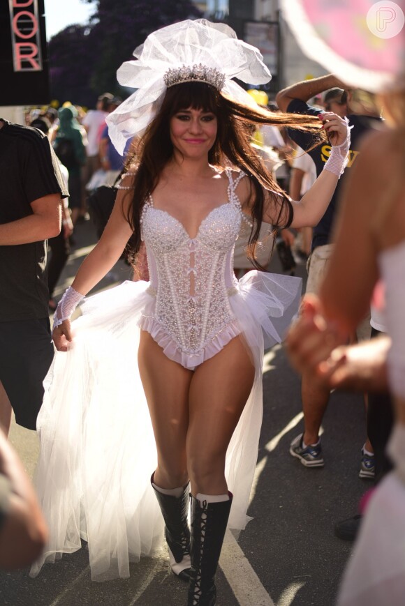 Alessandra Negrini desfilou como noiva sexy em São Paulo
