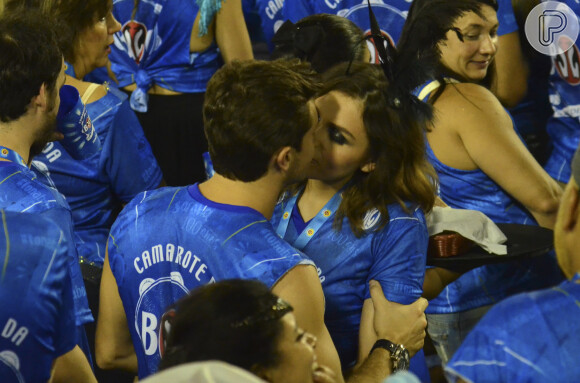 Monica Iozzi e Klebber Toledo se beijaram na madrugada da última terça-feira (09) na Sapucaí