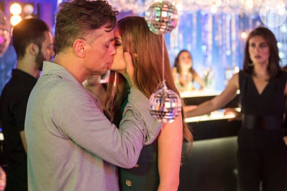 Arthur (Fábio Assunção) deu um beijo técnico em Eliza (Marina Ruy Barbosa) antes da prova do concurso, na novela 'Totalmente Demais'