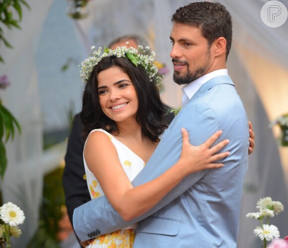 Toia e Juliano se casam e Romero, disfarçado, assiste a tudo na novela 'A Regra do Jogo'
