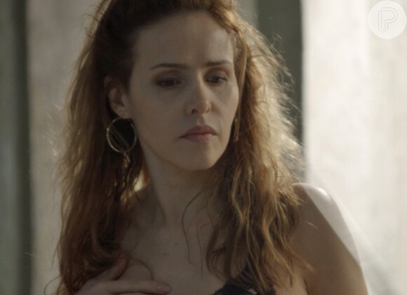 Gilda (Leona Cavalli) vai procurar Germano (Humberto Martins) após ser chantageada por Dino (Paulo Rocha), na novela 'Totalmente Demais'