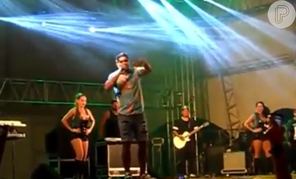 Naldo xingou o público ao ser vaiado por atraso durante show em Lambari, Minas Gerais