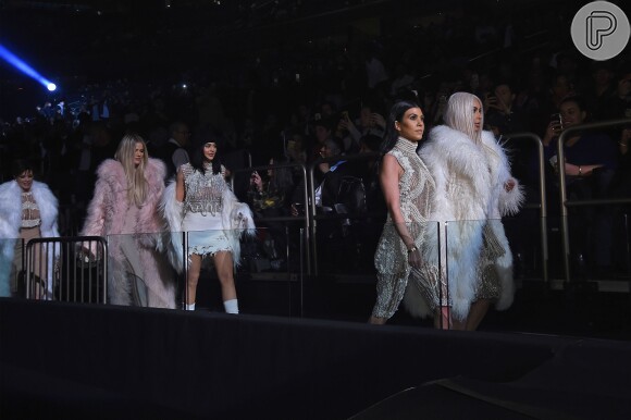 A família Kardashian marcou presença no desfile de Kanye West, marido de Kim Kardashian