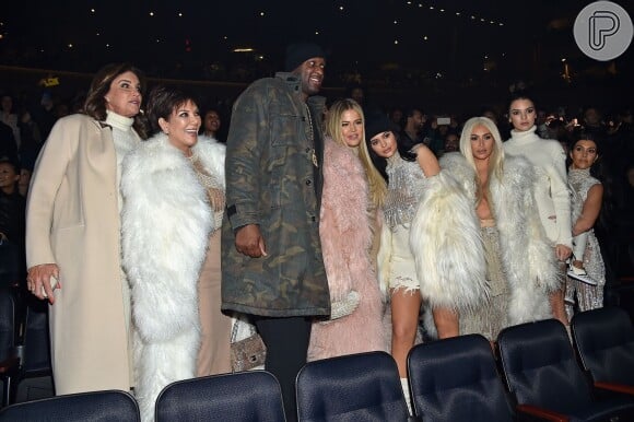 Kim Kardashian levou a família ao desfile do marido, Kanye West, no Madison Square Garden, em Nova York, nos Estados Unidos
 