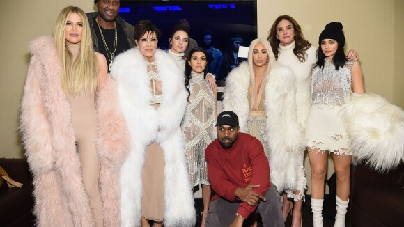 Loira platinada, Kim Kardashian vai a desfile do marido acompanhada da família