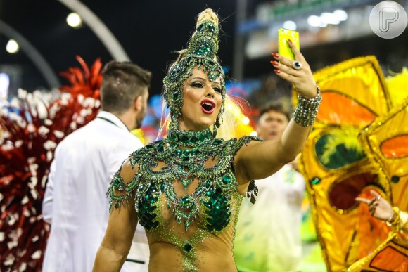 Viviane Araújo prejudicou a Mancha Verde por fazer selfie durante o desfile da escola no Carnaval de São Paulo na madrugada de 8 de fevereiro de 2016