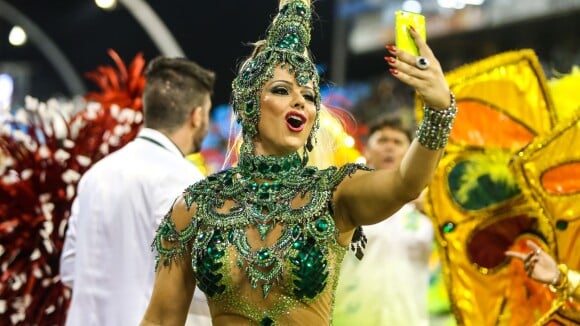 Viviane Araújo usa celular em desfile e faz Mancha Verde perder um décimo