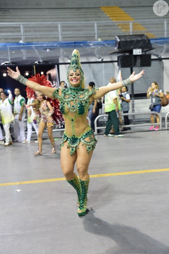 Viviane Araújo desfilou como rainha de bateria da Mancha Verde neste Carnaval