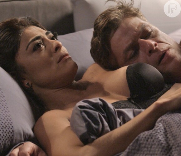 Carolina (Juliana Paes) va para a cama com Arthur (Fábio Assunção) e na hora H ele diz o nome de Eliza (Marina Ruy Barbosa), na novela 'Totalmente Demais'