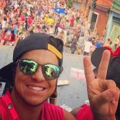 Thammy Miranda, solteiro, posa em bloco de rua em São Paulo: 'Se joga!'