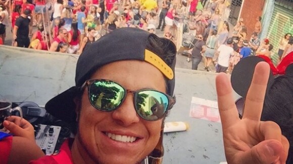 Thammy Miranda, solteiro, posa em bloco de rua em São Paulo: 'Se joga!'