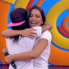 Natália abraça Anitta no 'Caldeirão' após surpresa