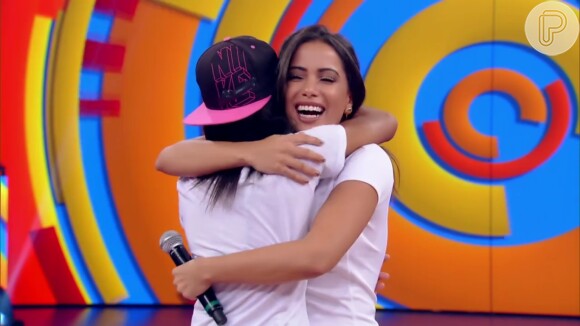 Natália abraça Anitta no 'Caldeirão' após surpresa