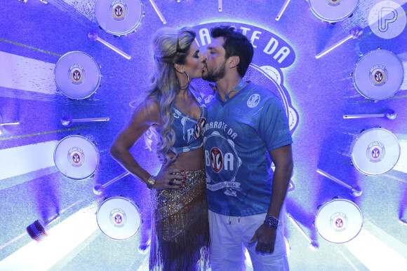 Mirella Santos e seu marido, o humorista Wellington Muniz, trocam beijos na Sapucaí
