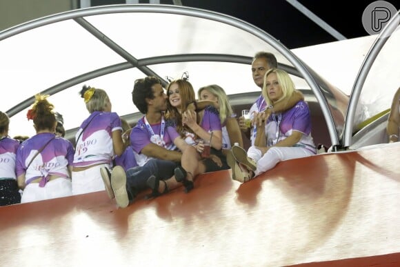 Marina Ruy Barbosa namora em camarote durante o desfile das campeãs. Atriz não desgrudou do piloto durante a noite de carnaval no Rio