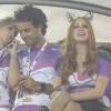 Marina Ruy Barbosa namora em camarote durante o desfile das campeãs. Atriz não desgrudou do piloto durante a noite de carnaval no Rio