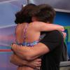 Após dançar samba, Carol Castro recebeu abraço do namorado Raphael Sander