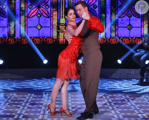 Sensual e segura, Carol Castro arrasou ao dançar tango no palco do 'Domingão'