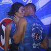 Thaila Ayala e o namorado, Adam Senn, beijam muito em camarote da Sapucaí neste domingo, 14 de dezembro de 2016