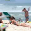 Deborah Secco exibe corpão ao pegar sol em praia do Rio