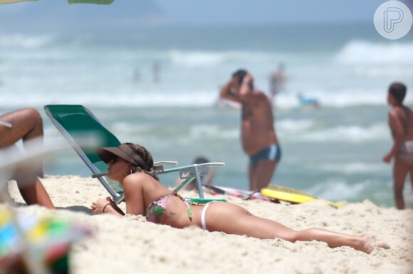 Deborah Secco exibe corpão ao pegar sol em praia do Rio