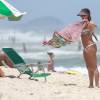 Deborah Secco estende canga na praia da Barra