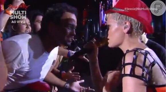 Ele trocou olhares com Jessie J e cantou a música junto com ela