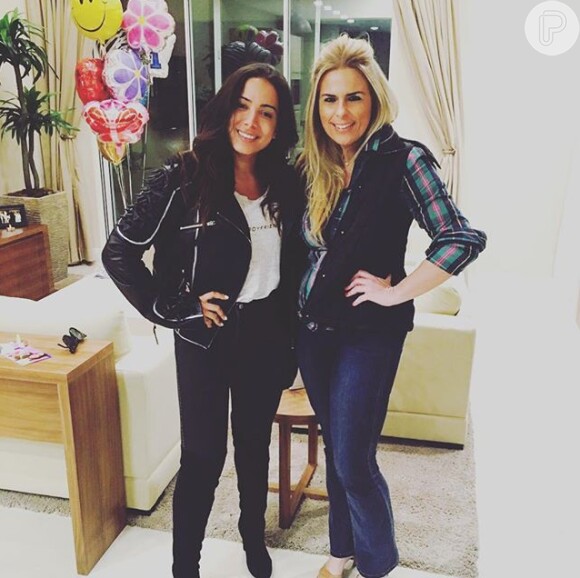 Anitta e Danielle Arello, diretora de marketing da Magic Village, empresa que alugou a casa para a cantora