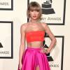 Taylor Swift chegou ao Grammy Awards usando vestido Atelier Versace e sandálias Stuart Weitzman, nesta segunda-feira, 15 de fevereiro de 2016