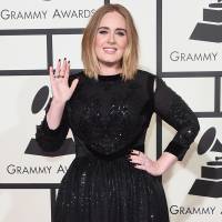 Adele usa 2 vestidos e Lady Gaga homenageia David Bowie no Grammy 2016. Looks!