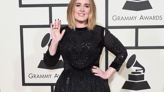 Adele usa 2 vestidos e Lady Gaga homenageia David Bowie no Grammy 2016. Looks!