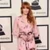Florence Welch usou vestido rosa de babados Gucci no Grammy Awards, nesta segunda-feira, 15 de fevereiro de 2016