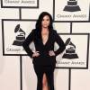 Demi Lovato cruzou o tapete vermelho do Grammy Awards com um vestido preto decotado de Norisol Ferrari, nesta segunda-feira, 15 de fevereiro de 2016