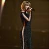 Para cantar no Grammy Awards, Taylor Swift apostou em macacão com brilhos e transparência da estilista Jessica Jones e botas Stuart Weitzma, nesta segunda-feira, 15 de fevereiro de 2016