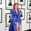 Lady Gaga homenageou David Bowie no Grammy Awards. A cantora chegou ao evento usando um vestido azul com fenda, de Marc Jacobs, e sandálias vermelhas com enormes plataformas, nesta segunda-feira, 15 de fevereiro de 2016