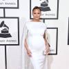 Grávida de John Legend, Chrissy Teigen apostou em vestido branco Yousef Al-Jasmi para o Grammy Awards, nesta segunda-feira, 15 de fevereiro de 2016