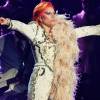 Depois, Lady Gaga revelou seu look no palco do Grammy Awards, nesta segunda-feira, 15 de fevereiro de 2016. A cantora apostou em macacão branco, com bordados, de Marc Jacobs