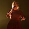 Adele trocou de vestido para se apresentar no Grammy Awards. A cantora usou modelo de renda vermelho, também da Givenchy, nesta segunda-feira, 15 de fevereiro de 2016