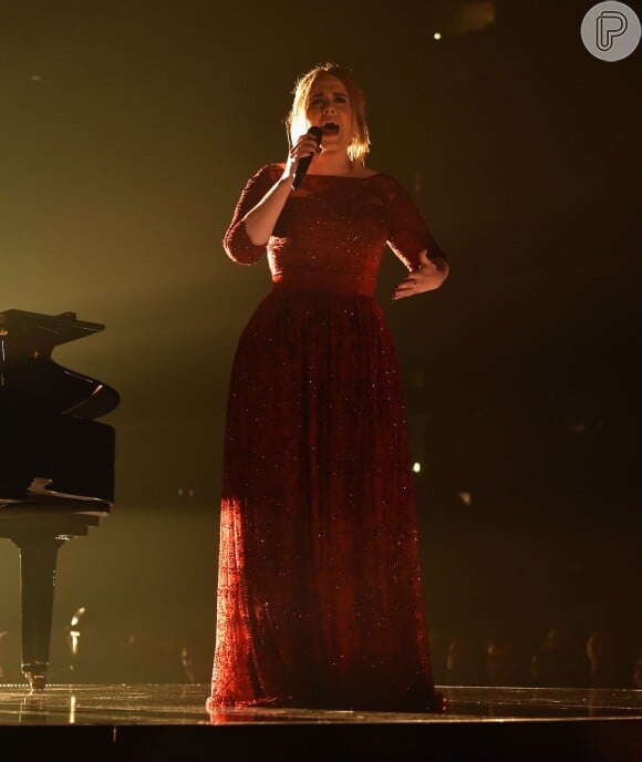 Adele trocou de vestido para se apresentar no Grammy Awards. A cantora usou modelo de renda vermelho, também da Givenchy, nesta segunda-feira, 15 de fevereiro de 2016