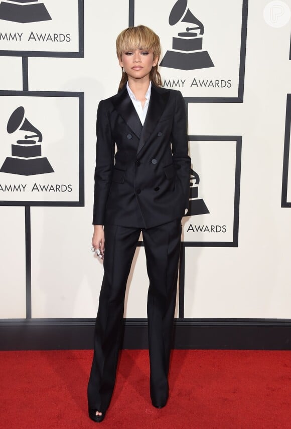 Zendaya apostou em terninho DSquared2 para cruzar o tapete vermelho do Grammy Awards, nesta segunda-feira, 15 de fevereiro de 2016